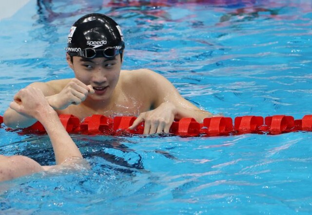 25일 일본 도쿄 아쿠아틱스 센터에서 열린 남자 자유형 200m 예선에 출전한 한국 황선우가 경기를 마친 뒤 동료의 축하를 받고 있다. 황선우는 1분44초62를 기록해 한국신기록을 세웠다. 연합뉴스