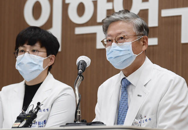 노태우 전 대통령이 사망한 26일 오후 서울 종로구 서울대학교병원 의학연구혁신센터에서 김연수 병원장이 고인의 사인 등 관련 내용에 대해 설명하고 있다. 왼쪽은 최근까지 노 전 대통령을 진료한 이선영 공공진료센터 교수. 연합뉴스