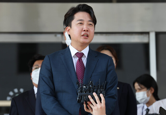 이준석 국민의힘 전 대표가 지난 17일 서울남부지법에서 당 비상대책위원회 효력을 정지해달라며 낸 가처분 신청 사건의 심문을 마친 뒤 취재진의 질문에 답변하고 있다. 연합뉴스