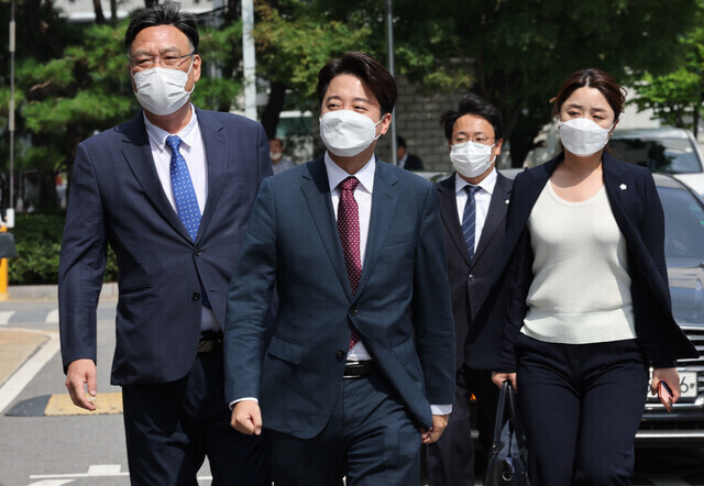 이준석 국민의힘 전 대표(왼쪽 둘째)가 비상대책위원회 전환 및 비대위원장 효력정지 가처분 심문기일인 17일 오후 서울 양천구 서울남부지방법원에 출석하고 있다. 공동취재사진