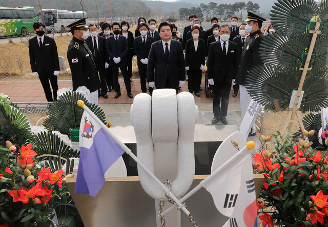 미래한국당 원유철 대표를 비롯한 21대 총선 비례대표 후보들이 26일 오전 국립대전현충원 천안함 46용사 묘역을 찾아 참배하고 있다. 연합뉴스