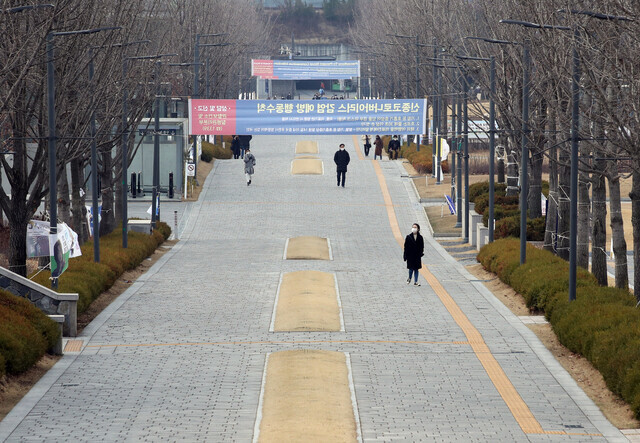 지난해 3월2일 서울 서대문구 연세대학교 백양로. 코로나19 관련 안내 펼침막이 걸린 채 한산한 모습을 보이고 있다. 연합뉴스