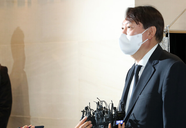 윤석열 전 검찰총장이 지난 8일 오후 서울 서대문구 연세대학교 세브란스병원 장례식장에 마련된 최재형 전 감사원장의 부친 최영섭 예비역 해군 대령 빈소 조문을 마친 뒤 질의에 답하고 있다. 공동취재사진
