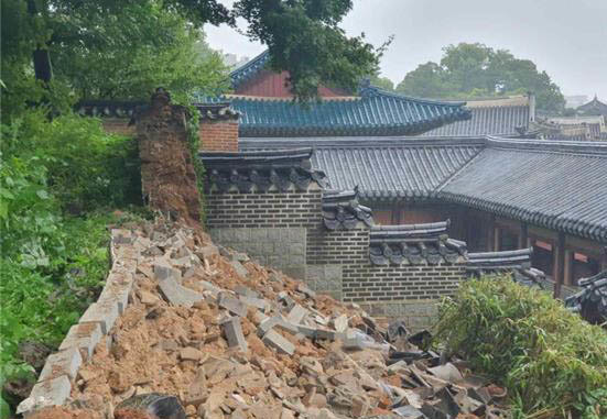 14일 집중호우로 화계 담장이 무너진 창덕궁 인정전 뒤편 모습. 문화재청 제공