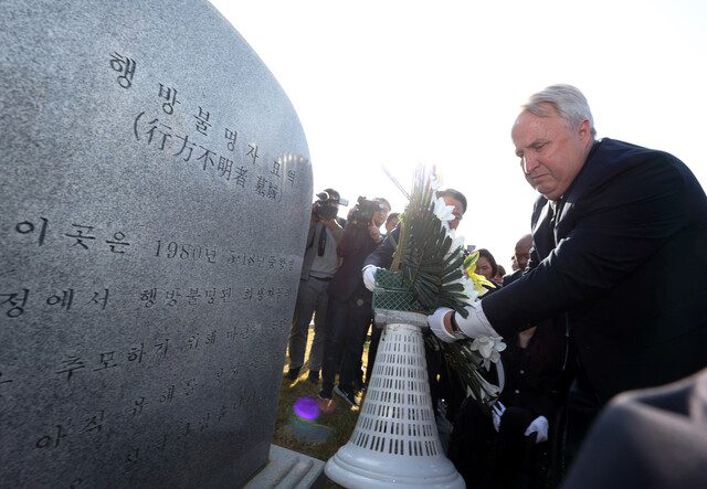 인요한 국민의힘 혁신위원장이 30일 오전 광주 북구 국립 5·18 민주묘지를 방문해 5·18 행방불명자 묘소에 헌화하고 있다. 연합뉴스