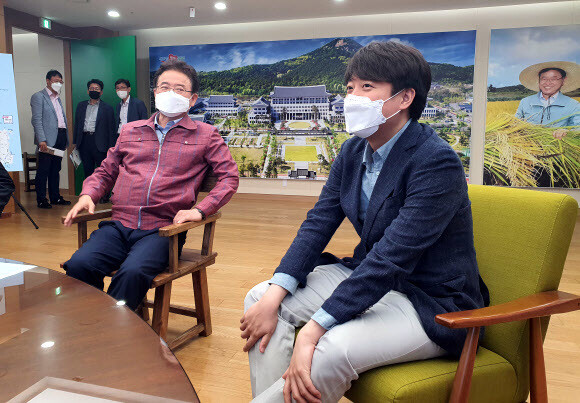 국민의힘 당 대표 선거 주자인 이준석 전 최고위원이 27일 오전 경북 안동시 경북도청을 방문해 이철우 경북도지사와 만나고 있다. 연합뉴스