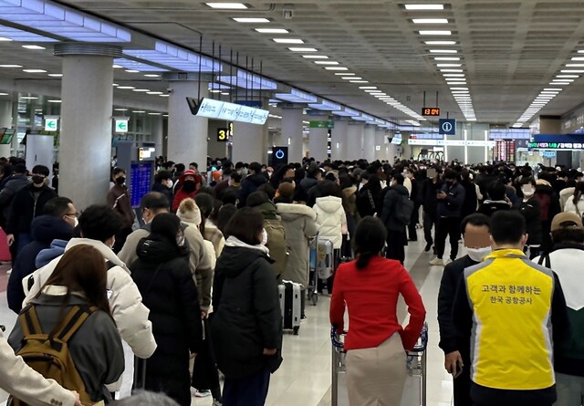 제주지역에 강풍을 동반한 폭설이 내리면서 22일 오후 제주와 다른 지방을 잇는 항공편 대부분이 결항한 가운데 제주공항에는 다른 지방으로 빠져나가려는 관광객 등으로 붐비고 있다. 허호준 기자