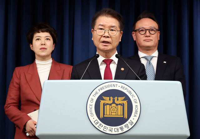 이정식 고용노동부 장관(가운데)과 대통령실 안상훈 사회수석(오른쪽), 김은혜 홍보수석이 지난 20일 오후 서울 용산 대통령실에서 ‘노조 회계장부’ 공개 관련 브리핑을 하고 있다. 연합뉴스