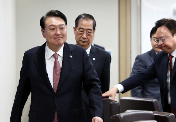 윤석열 대통령과 한덕수 국무총리가 25일 용산 대통령실에서 열린 국무회의에 입장하고 있다. 연합뉴스