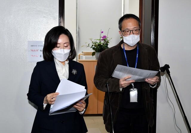 더불어민주당 박주민 의원(오른쪽)과 국민의 힘 전주혜 의원이 3일 오후 국회 법사위원장실 앞에서 이재명 후보의 범죄수사 경력과 윤석열 후보의 부동시 관련 자료 동시 열람 후 취재진 질문에 답하고 있다. 연합뉴스