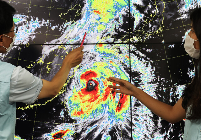 제11호 태풍 힌남노가 매우 강한 세력을 유지하면서 북상하고 있는 가운데 4일 오전 서울 동작구 기상청 정책브리핑실에서 장익상 통보관이 천리안위성 2A호에 포착된 태풍의 모습을 주시하고 있다. 연합뉴스