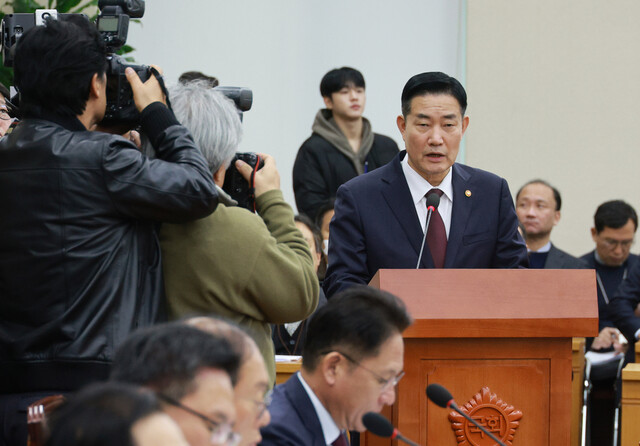 신원식 국방부 장관이 23일 국회에서 열린 국방위원회 전체회의에서 인사말을 하고 있다. 연합뉴스