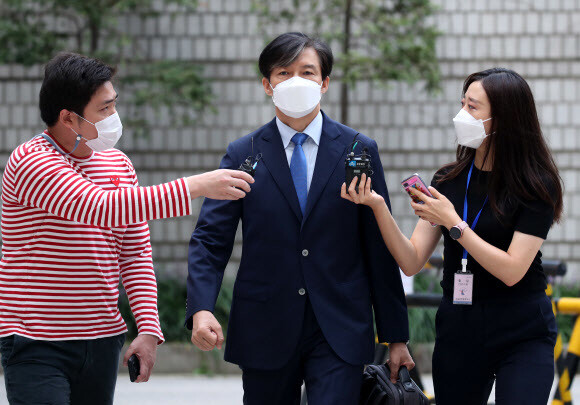 ‘자녀 입시비리’ 의혹을 받는 조국 전 법무부 장관이 지난 10일 오전 서울 서초구 서울중앙지법에서 열린 1심 속행 공판에 출석하며 법정으로 향하고 있다. &lt;연합뉴스&gt;