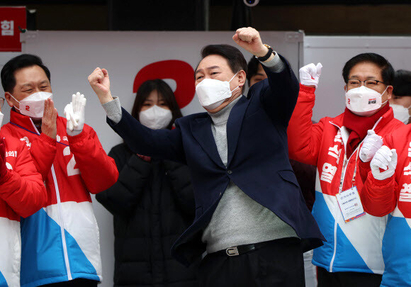 윤석열 국민의힘 대선 후보가 19일 울산 롯데백화점 울산점 앞에서 유세를 하며 어퍼컷 세리머니를 하고 있다. 연합뉴스