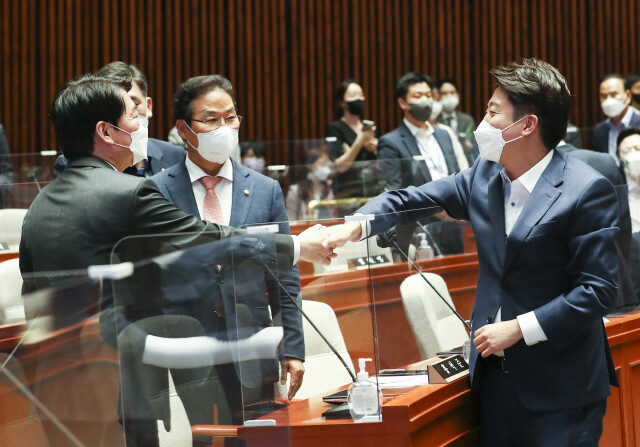 14일 국회 예결위장에서 열린 국민의힘 의원총회에서 이준석 대표와 안철수 의원이 인사를 하고 있다. 공동취재사진