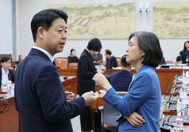 지난 8일 오전 국회에서 열린 교육위원회 법안심사소위원회에서 소위원장인 김영호 민주당 의원이 강민정 민주당 의원과 대화하고 있다. 연합뉴스