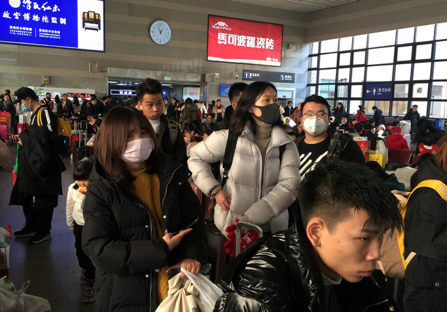 중국 수도 베이징과 광둥성 선전 등에서도 ‘우한 폐렴’ 환자가 잇따라 발생하면서 중국의 방역 체계에 구멍이 뚫린 것 아니냐는 우려가 나오는 가운데, 20일 베이징 서부역에서 승객들이 마스크를 쓴 채 열차를 기다리고 있다. 베이징/로이터 연합뉴스