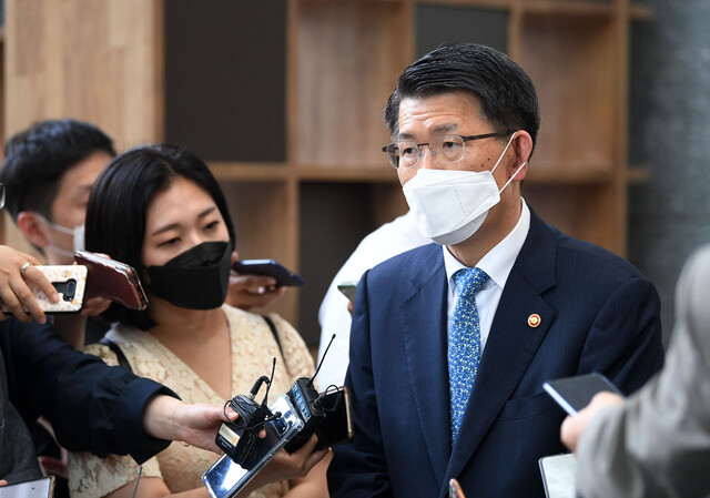 은성수 금융위원장이 28일 서울 여의도 산업은행에서 열린 기간산업안정기금(기안기금) 출범식을 마친 후 취재진 질문에 답하고 있다. 연합뉴스