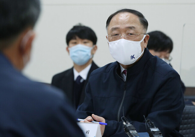 홍남기 경제부총리가 지난달 17일 오전 하나로마트 양재점에서 정연태 농협유통 대표 등과 간담회를 하고 있다. 연합뉴스