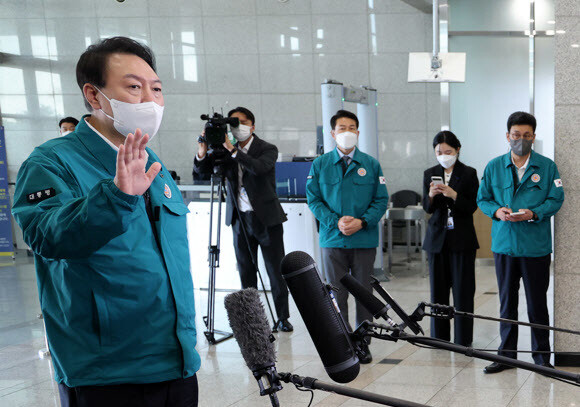 윤석열 대통령이 7일 용산 대통령실로 출근하며 기자들 질문에 답변하고 있다. 연합뉴스