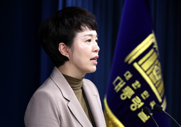 김은혜 대통령실 홍보수석이 15일 용산 대통령실에서 ‘근로시간 제도 개편방안’ 관련 브리핑하고 있다. 연합뉴스