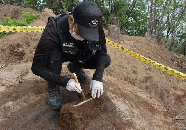 국방부 유해발굴감식단 발굴병이 고 노관수 이등중사의 유해를 정밀 발굴하고 있다. 국방부 제공