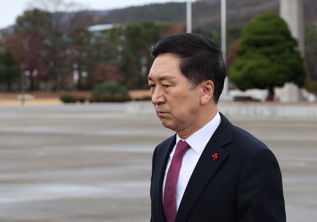 김기현 국민의힘 대표가 네덜란드를 국빈방문하는 윤석열 대통령을 환송하기 위해 11일 경기 성남 서울공항에 도착해 이동하고 있다. 연합뉴스