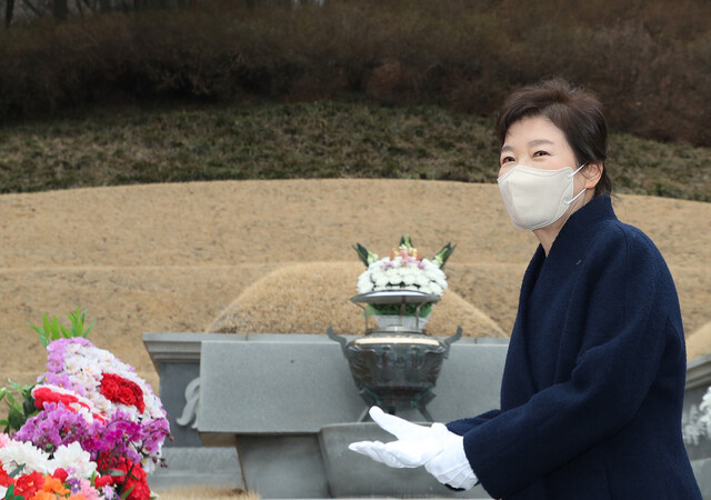 박근혜 전 대통령이 24일 오전 서울 동작구 국립서울현충원을 찾아 고 박정희 전 대통령 내외 묘역에 참배하고 있다. 공동취재사진