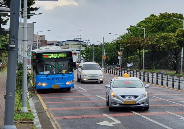 제주도가 오는 28일부터 제주시 도심을 관통하는 도심 급행버스를 운행한다. 허호준 기자