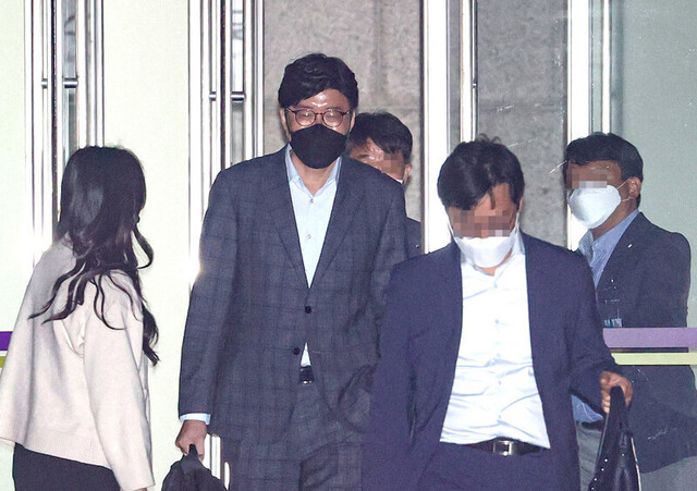 이규원 검사가 지난달 26일 새벽 정부과천청사 고위공직자범죄수사처에서 피의자 신분으로 조사를 마친 뒤 청사를 나서고 있다. &lt;연합뉴스&gt;