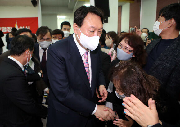 윤석열 전 검찰총장이 20일 대구시당에서 열린 국민캠프 대구 선대위 임명장 수여식에서 지지자들과 인사하고 있다. 연합뉴스