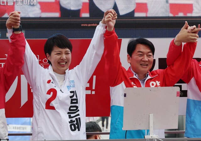 국민의힘 김은혜 경기도지사 후보가 30일 경기 구리시 수택동 구리전통시장 입구에서 지원유세 온 안철수 성남분당갑 국회의원 후보와 지지를 호소하고 있다. 공동취재사진