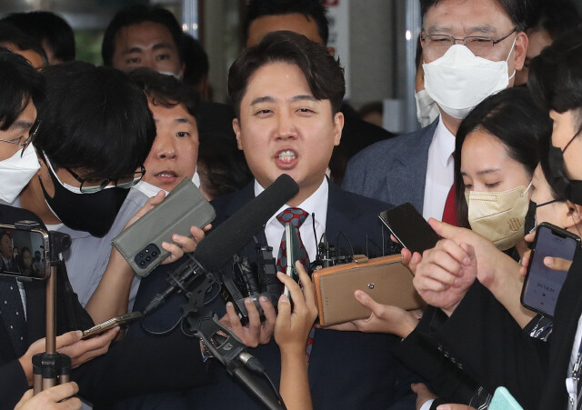 이준석 전 국민의힘 대표가 지난달 28일 서울 양천구 서울남부지방법원에서 열린 국민의힘 당헌 효력 정지 가처분 신청 사건 심문을 마친 뒤 청사를 나서며 기자들의 질문에 답하고 있다. 공동취재사진