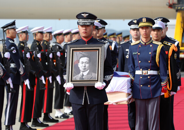 10일 오전 인천국제공항 제2 터미널 주기장에서 열린 황기환 애국지사 유해 영접행사에서 국방부 의장대가 영정과 유해를 봉송하고 있다. 공항사진기자단