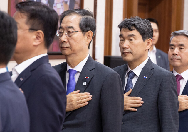 한덕수 국무총리와 이주호 부총리 겸 교육부 장관이 20일 오전 서울 종로구 정부서울청사에서 열린 국무회의에 참석해 국기에 경례를 하고 있다. 연합뉴스