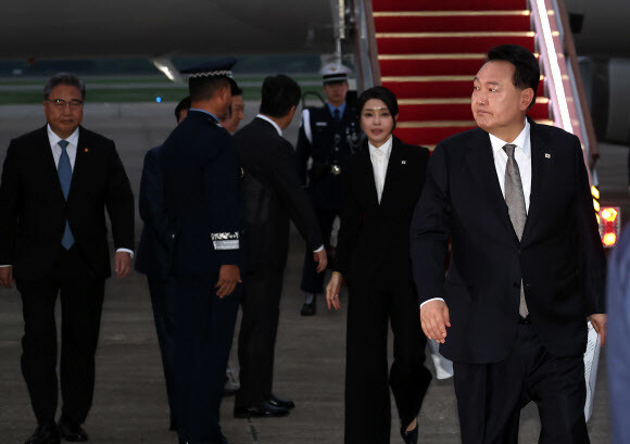 리투아니아에서 열린 북대서양조약기구(NATO·나토) 정상회의와 폴란드·우크라이나 방문을 마친 윤석열 대통령과 김건희 여사가 17일 경기 성남시 서울공항을 통해 귀국하고 있다. 연합뉴스