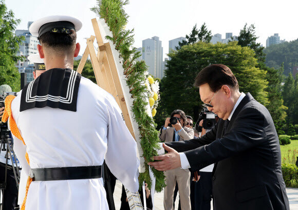 윤석열 대통령이 한국전쟁 정전협정 체결 70돌을 맞은 27일 부산 남구 유엔기념공원을 유엔 참전국 정부대표단과 함께 찾아 유엔군 위령탑에 헌화하고 있다. 연합뉴스