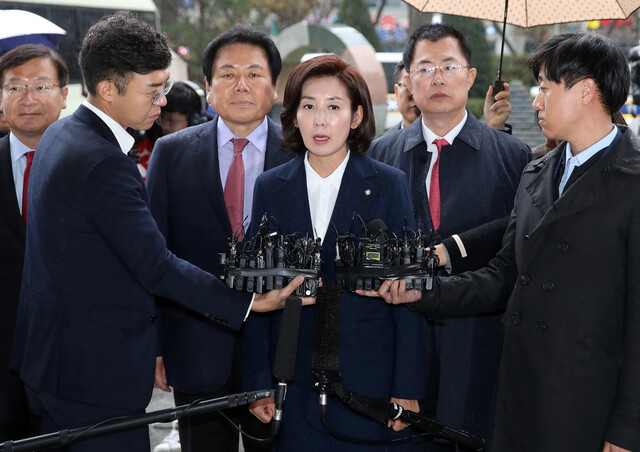 지난 4월 국회 패스트트랙 과정에서 채이배 바른미래당 의원 감금을 교사한 혐의 등으로 고발된 나경원 자유한국당 원내대표가 13일 서울남부지검에 출석했다. 폭행, 회의방해 협의 등으로 고소·고발된 자유한국당 의원 60명 가운데 첫 검찰 출석자인 그는 “여권의 무도함을 심판할 것”이라며 “자유민주주의를 지켜내겠다”고 주장했다.