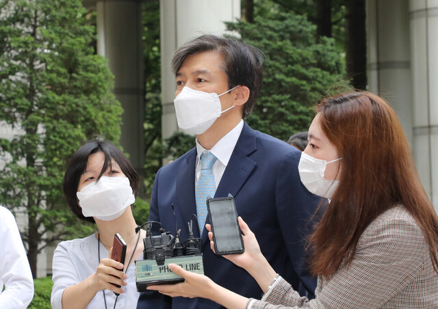 자녀 입시비리 및 감찰 무마 의혹을 받는 조국 전 법무부 장관이 지난 19일 공판에 참석하기 위해 서울 서초구 중앙지법으로 들어서고 있다. 연합뉴스