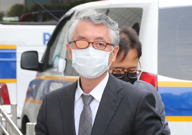 ‘미공개 정보 주식거래 의혹'을 받는 문은상 신라젠 대표이사가 2020년 5월 구속 전 피의자 심문(영장실질심사)을 받기 위해 서울 양천구 남부지법 법정으로 들어서고 있다. 연합뉴스.
