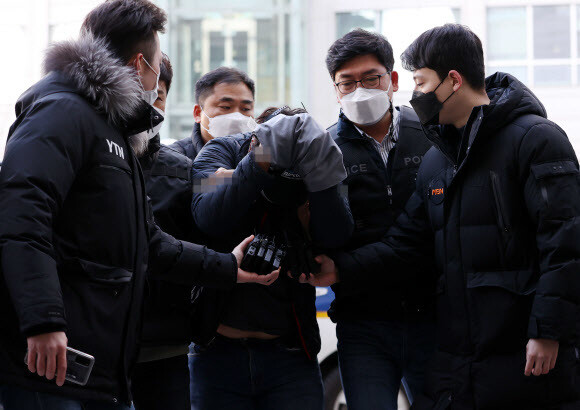 신변보호대상인 여성의 가족에게 흉기를 휘둘러 살인·살인미수 혐의를 받는 이아무개씨가 12일 오후 서울 송파구 서울동부지법에서 열린 영장실질심사에 출석하기 위해 법정으로 향하고 있다. 연합뉴스