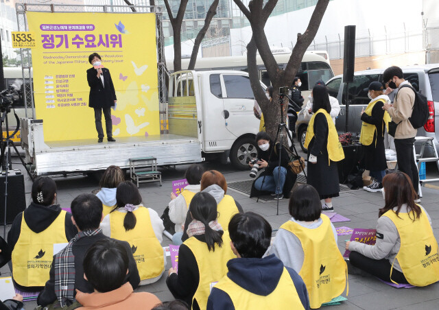 지난 3월16일 낮 서울 종로구 옛 일본대사관 앞에서 제1535차 일본군성노예제 문제 해결을 위한 정기수요시위가 열려 한경희 정의기억연대 사무총장이 주간보고를 하고 있다. 김태형 기자 xogud555@hani.co.kr