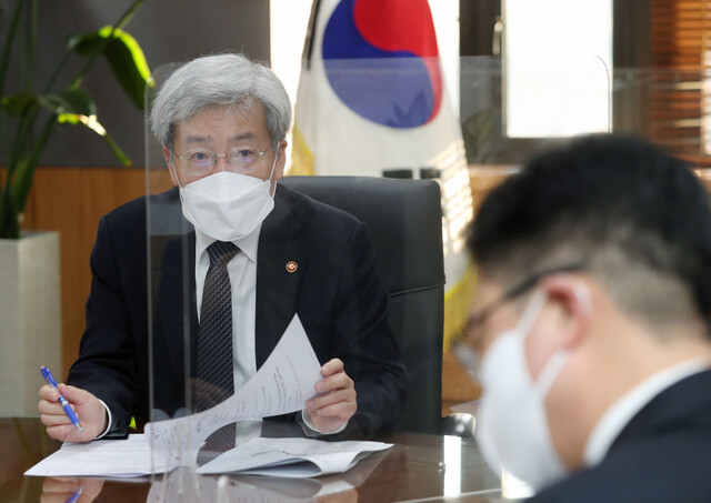 고승범 금융위원장이 28일 정부서울청사에서 금융위 간부들과 금융시장 점검 회의를 하고 있다. 금융위원회 제공