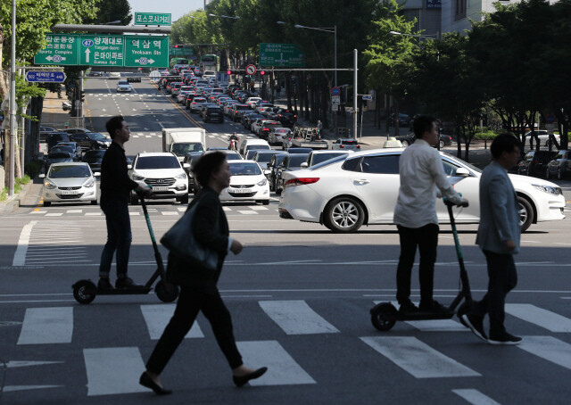 서울 강남구 테헤란로에서 공유형 퍼스널모빌리티 서비스로 대여한 전동킥보드를 탄 시민들이 이동하고 있는 모습. 백소아 기자 thanks@hani.co.kr