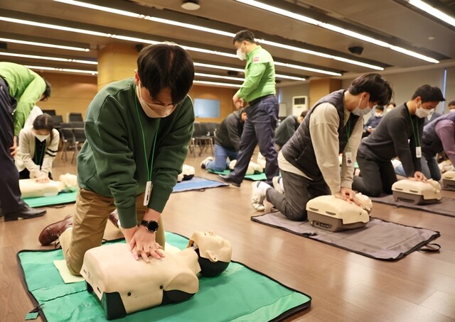 씨유는 이태원 참사를 계기로 에스원과 손잡고 전국 매장에 자동심장충격기를 비치하기로 했다. 씨유 제공