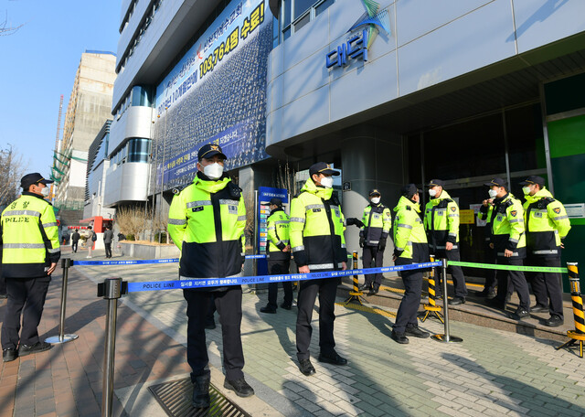 지난 3월17일 대구시의 2차 행정조사가 이뤄지고 있는 신천지 대구교회 건물을 경찰이 지키고 있다. 대구시 제공