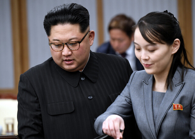 김여정 북한 조선노동당 중앙위원회 부부장(오른쪽)과 친오빠인 김정은 국무위원장. 판문점/한국공동사진기자단