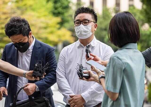 이명수 &lt;서울의소리&gt; 기자가 지난 4일 경찰 조사를 받기 위해 법률대리인과 서울 마포구 서울경찰청 반부패·공공범죄수사대에 출석하기 전 기자들과 질의응답을 갖고 있다. 연합뉴스