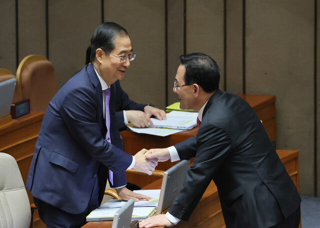 한덕수 국무총리가 5일 오후 국회에서 열린 본회의에서 주호영 국민의힘 원내대표와 악수하고 있다. 연합뉴스