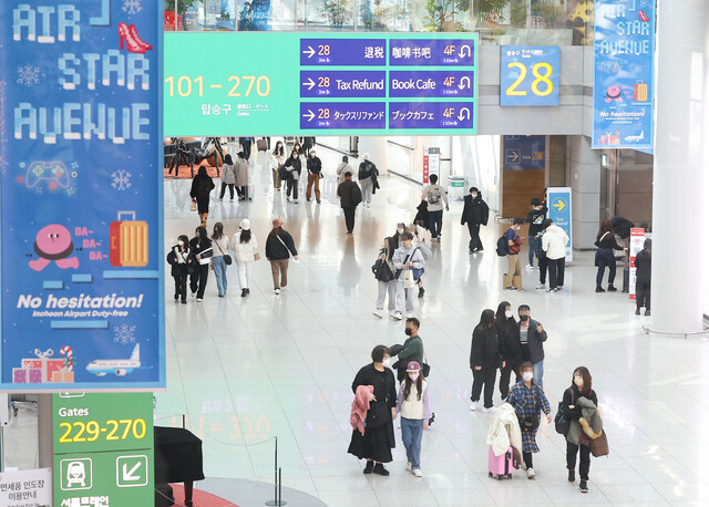 인천공항 면세사업권 입찰에 세계 최대 면세기업인 중국 국영면세점그룹(CDFG)이 참가했다. 사진은 입찰 참가 신청 마감일인 지난 27일 오후 인천국제공항 제1 여객터미널 면세구역 모습. 연합뉴스